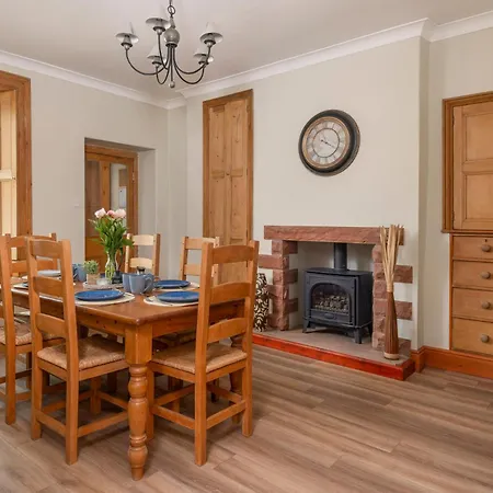 Spacious 4-bed Families & Professionals Holiday home *