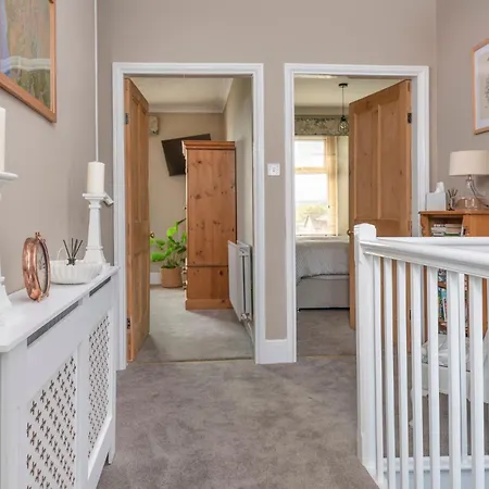 4-bed House Sleeps 8 Groups & Work