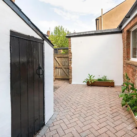 4-bed House Sleeps 8 Groups & Work