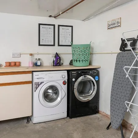 4-bed House Sleeps 8 Groups & Work